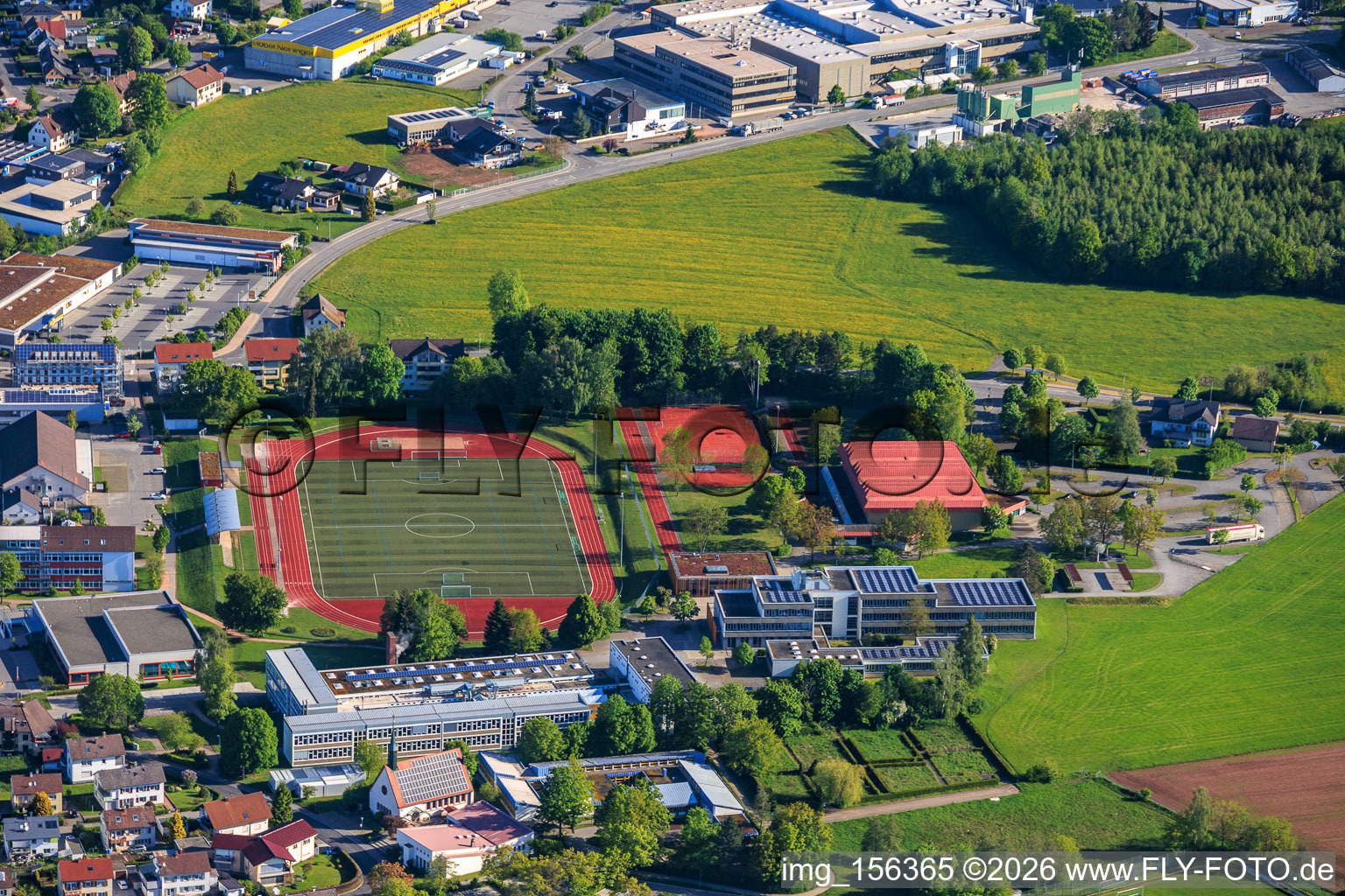 Salle omnisports de district, terrain de gazon synthétique SV Sulgen, autour du centre scolaire et professionnel, écoles commerciales à le quartier Sulgen in Schramberg dans le département Bade-Wurtemberg, Allemagne