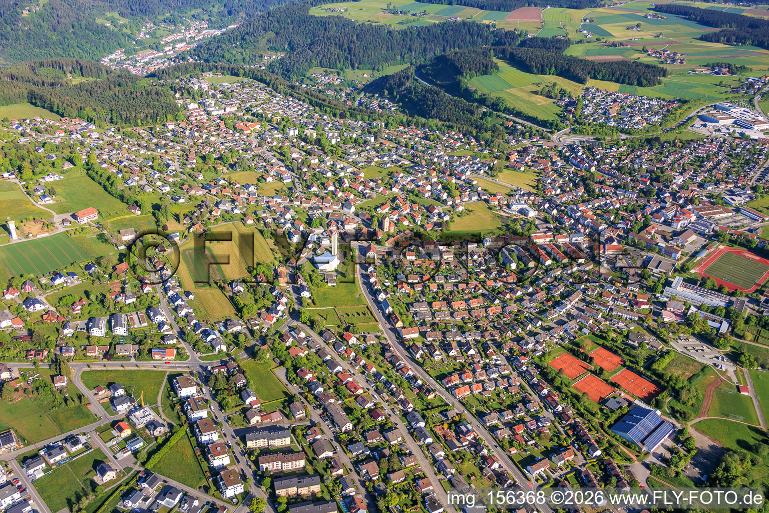 Vue d'ensemble de la ville depuis le sud-est à le quartier Sulgen in Schramberg dans le département Bade-Wurtemberg, Allemagne