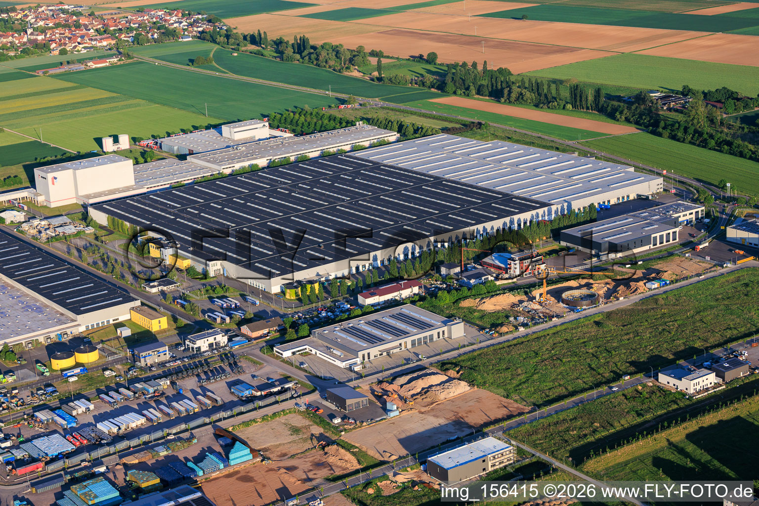 Zone industrielle d'Interpark avec centre logistique Mercedes-Benz au nord-ouest à Offenbach an der Queich dans le département Rhénanie-Palatinat, Allemagne