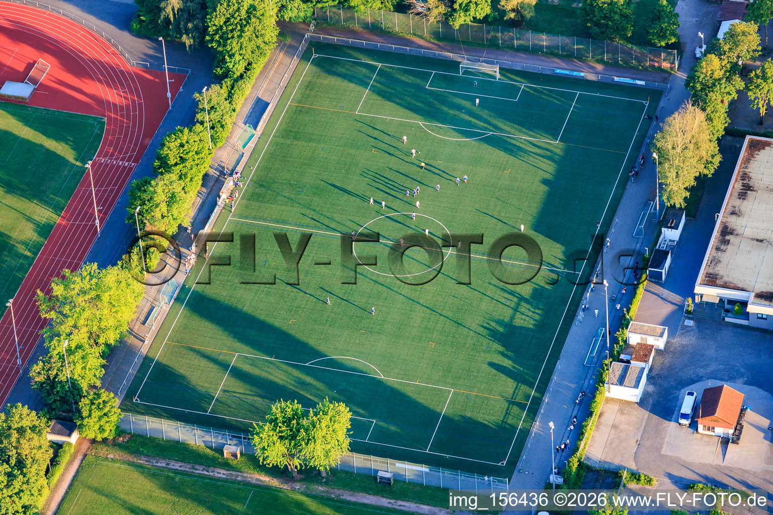 Complexe sportif central avec terrain de football du SV Viktoria 1913 et du V Herxheim lors de l'entraînement à Herxheim bei Landau dans le département Rhénanie-Palatinat, Allemagne