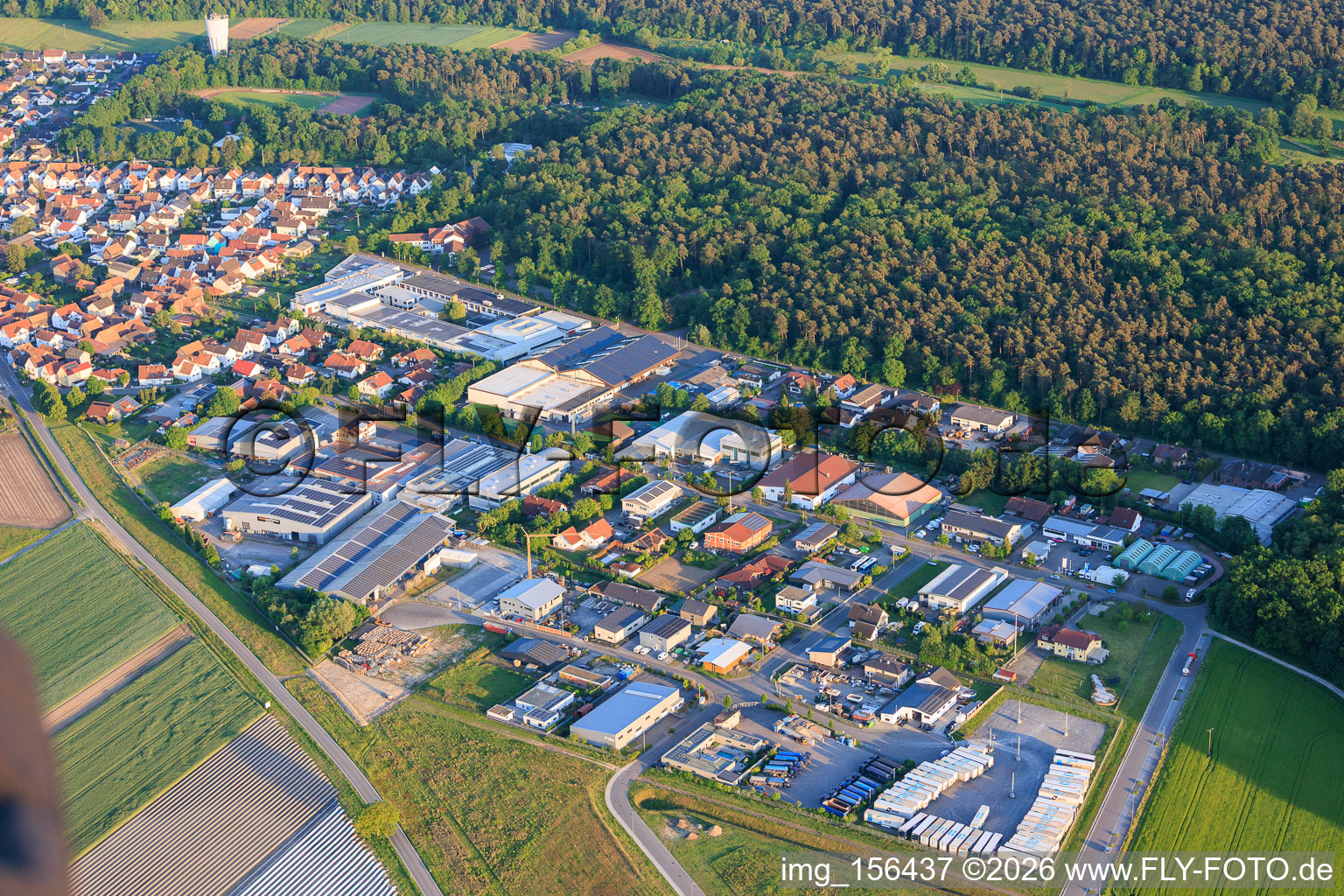 Parc industriel Im Gereut du nord-ouest à Hatzenbühl dans le département Rhénanie-Palatinat, Allemagne