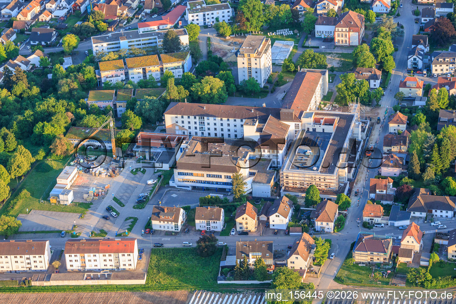 Chantier du nouveau bâtiment abritant le service des urgences, l'unité de soins intensifs et les services de diagnostic d'Asklepios Südpfalzkliniken GmbH. Maîtrise d'œuvre BPM Bau- und Projektmanagement Hart GmbH. Architecture, urbanisme et supervision du chantier: alsh sander hofrichter architekten GmbH, cabinet d'architecture et d'urbanisme. Bureau d'études Noll GmbH, Planification CVC (Chauffage, Ventilation, Plomberie, Gaz médicaux, Automatisation du bâtiment), Planification CVC (Systèmes haute et basse tension, Convoyeurs): DE-Plan GmbH & Co. KG, Ingénierie structurelle: ZPP Ingenieure AG, Architecture paysagère: hofmann_röttgen Landschaftsarchitekten BDLA, Protection incendie: Rieser-Wessel Brandschutzsachverständige & Ingenieure PartG mbB, et Physique du bâtiment / Isolation phonique et acoustique: Bureau d'études Seidel à Kandel dans le département Rhénanie-Palatinat, Allemagne