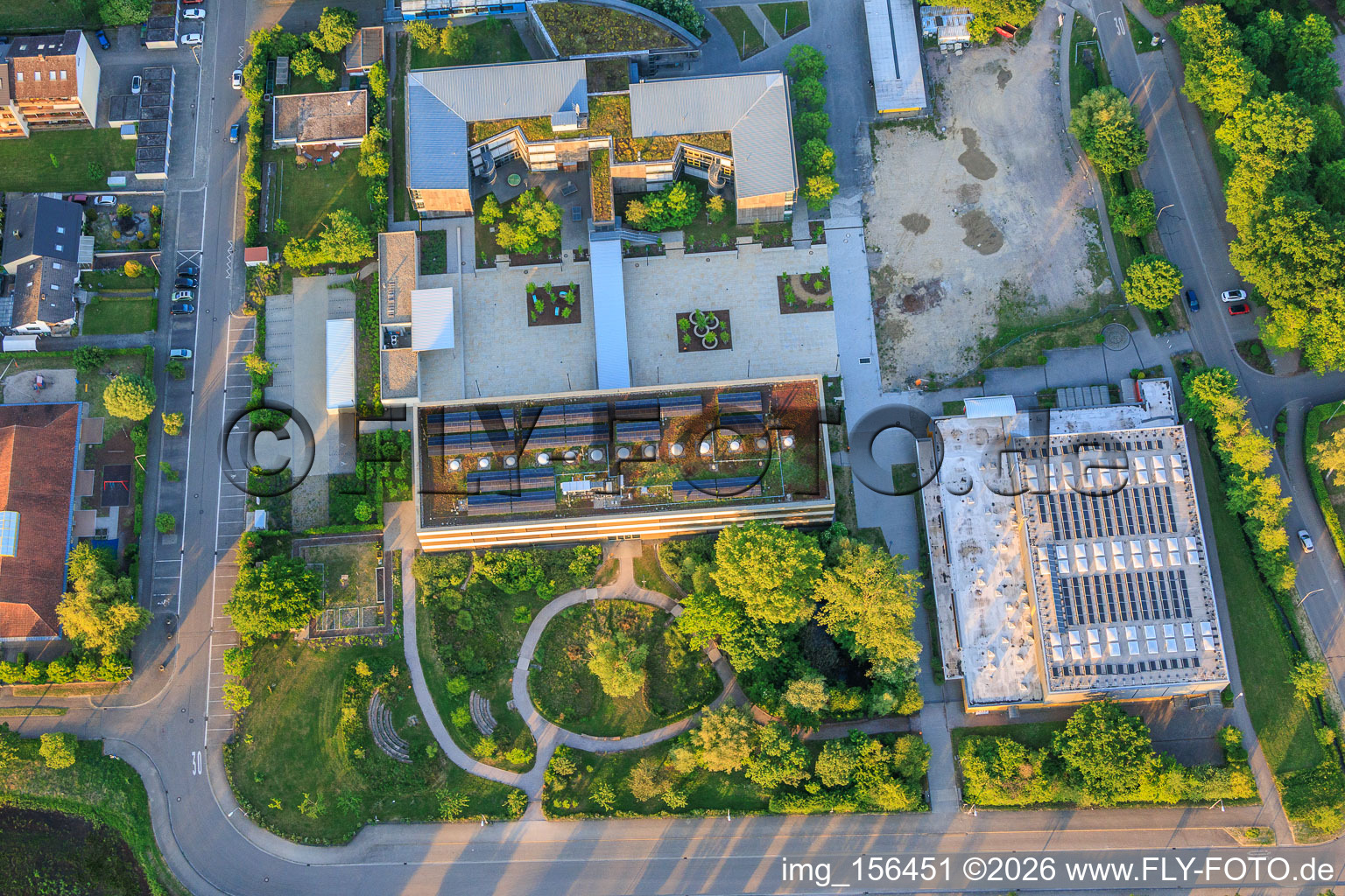 Nouveau bâtiment et jardin scolaire de l'école intégrée polyvalente Kandel à Kandel dans le département Rhénanie-Palatinat, Allemagne