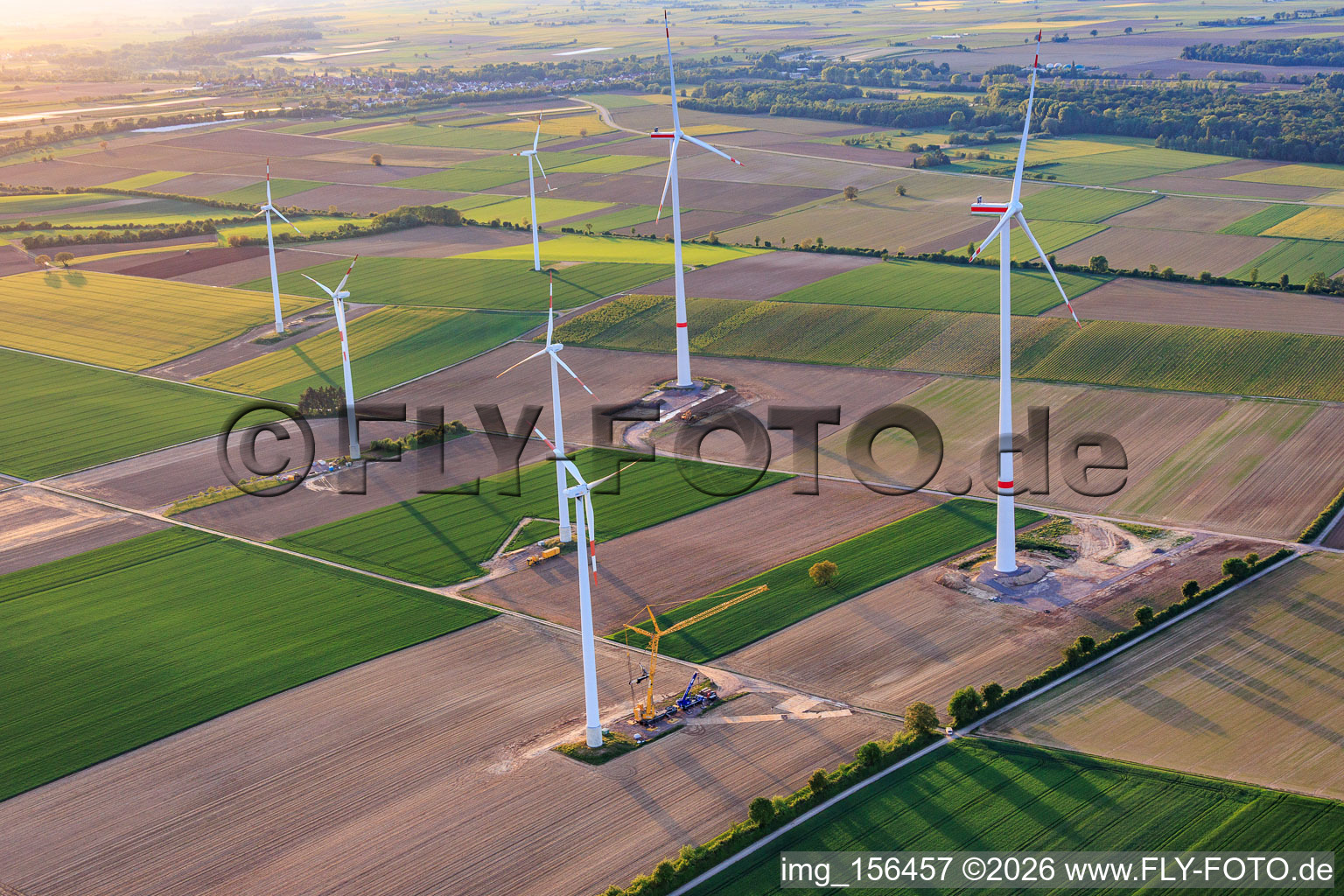 Modernisation du parc éolien Minfeld. JUWI remplace quatre turbines plus anciennes (GE 1.5) de 2004 par deux nouvelles turbines modernes Vestas V162, chacune d'une capacité de six MW. à Minfeld dans le département Rhénanie-Palatinat, Allemagne