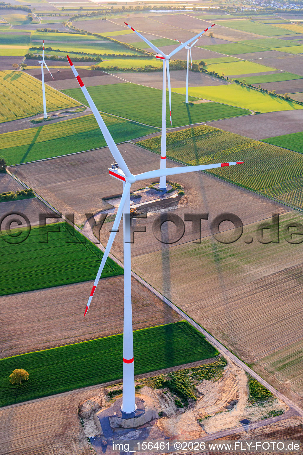 Modernisation du parc éolien Minfeld. JUWI remplace quatre turbines plus anciennes (GE 1.5) de 2004 par deux nouvelles turbines modernes Vestas V162, chacune d'une capacité de six MW. à Minfeld dans le département Rhénanie-Palatinat, Allemagne