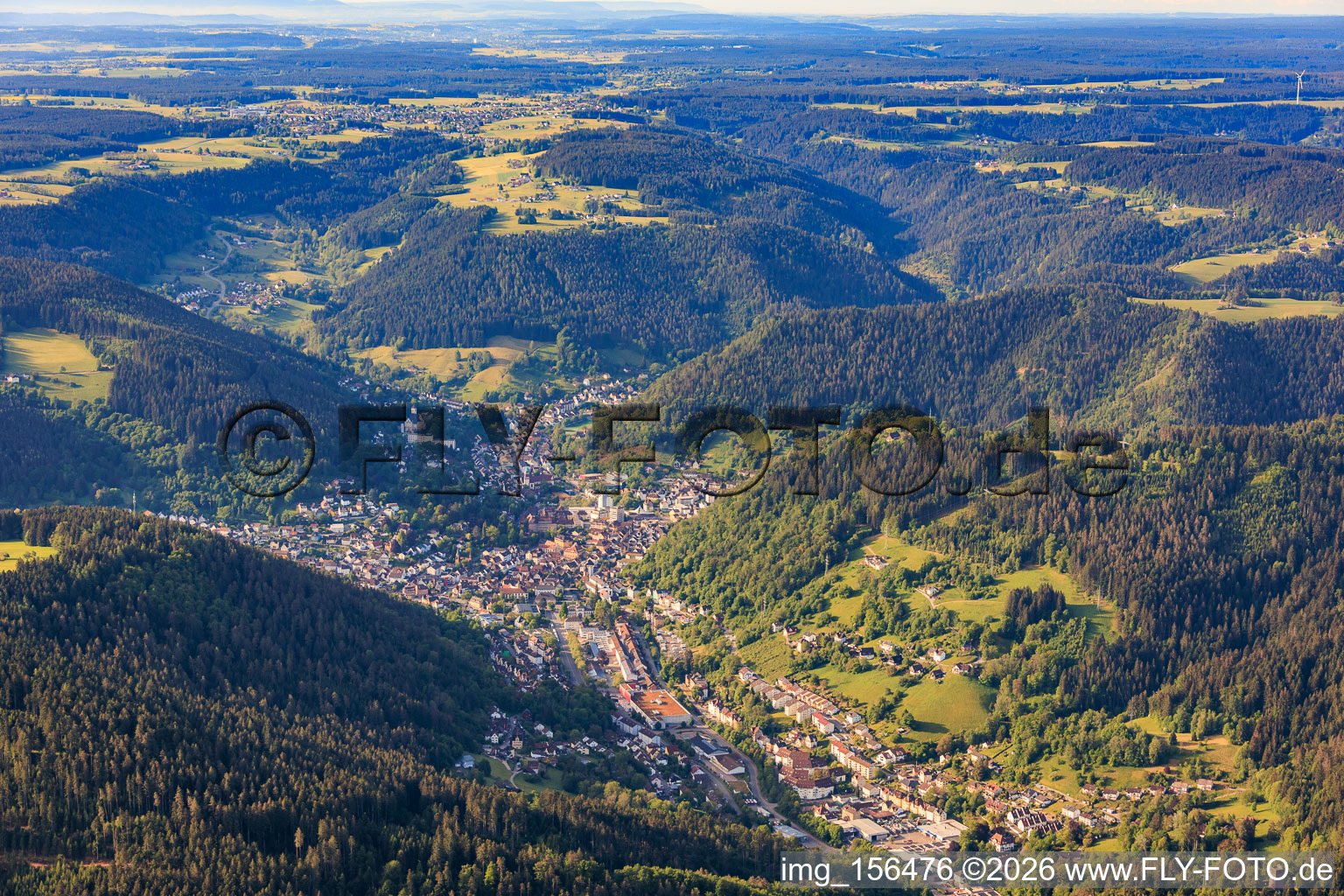 Vue de la ville dans la vallée de la Forêt-Noire depuis le nord à Schramberg dans le département Bade-Wurtemberg, Allemagne