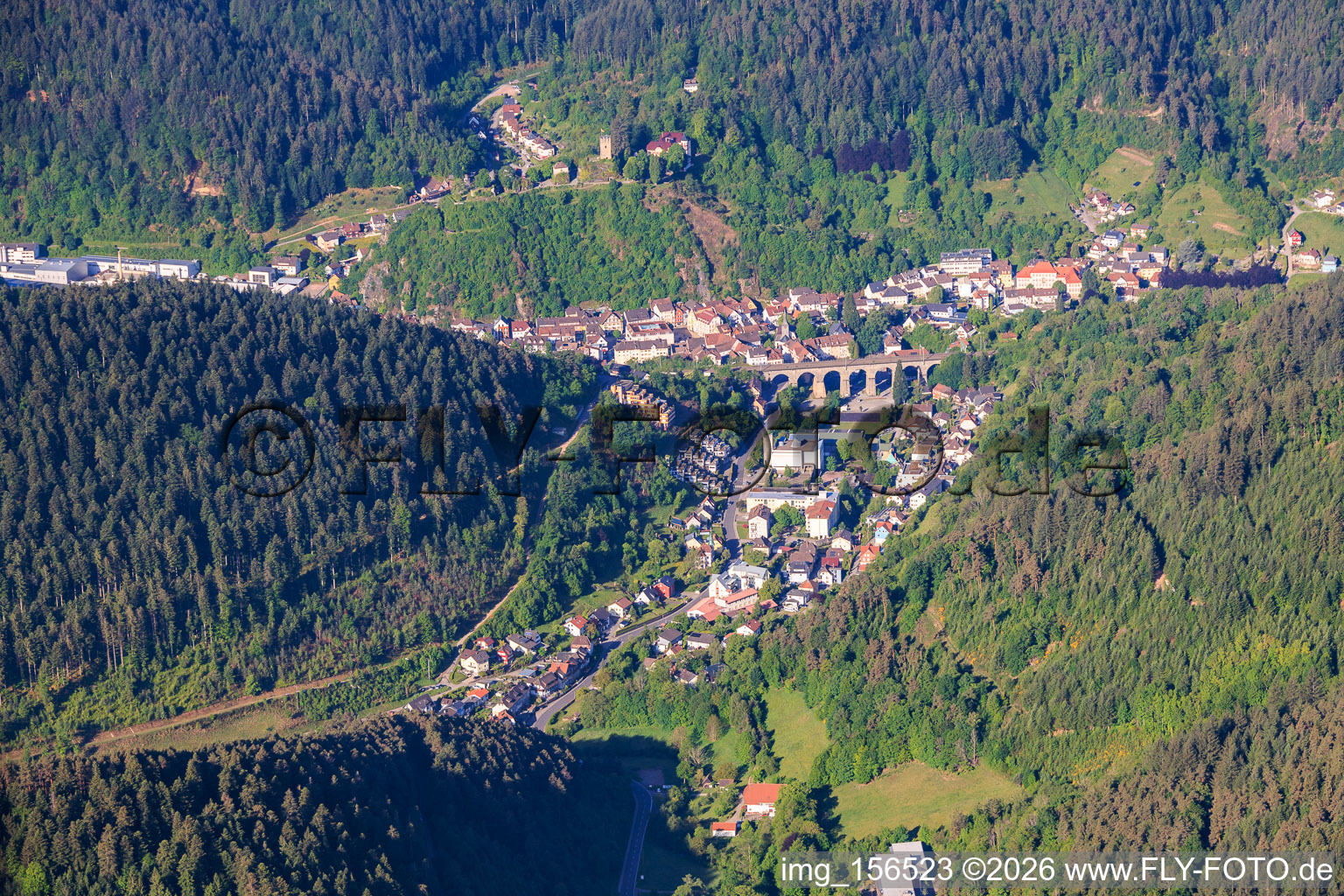 Vue de la ville avec le viaduc de Reichenbach dans la vallée de Reichenbach, depuis le nord-est à Hornberg dans le département Bade-Wurtemberg, Allemagne