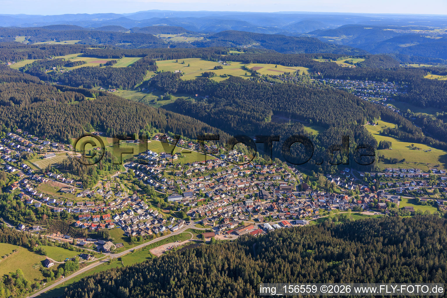 Vue de la ville dans la vallée de Schiltach depuis le sud à le quartier Tennenbronn in Schramberg dans le département Bade-Wurtemberg, Allemagne