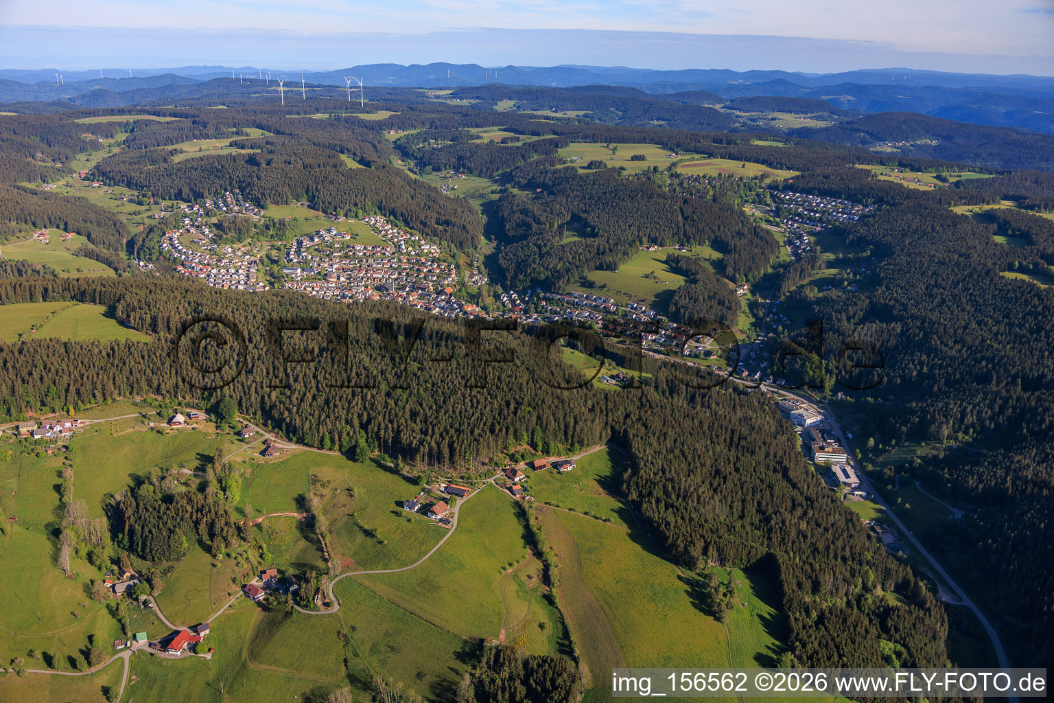 Vue de la vallée de Schiltach depuis le sud-est à le quartier Tennenbronn in Schramberg dans le département Bade-Wurtemberg, Allemagne