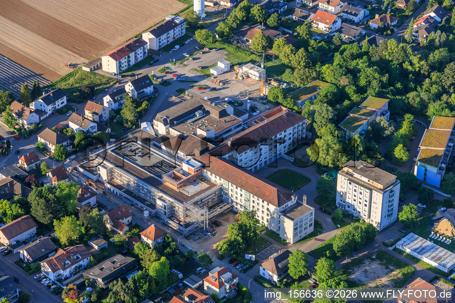 Chantier du nouveau bâtiment abritant le service des urgences, l'unité de soins intensifs et les services de diagnostic d'Asklepios Südpfalzkliniken GmbH. Maîtrise d'œuvre BPM Bau- und Projektmanagement Hart GmbH. Architecture, urbanisme et supervision du chantier: alsh sander hofrichter architekten GmbH, cabinet d'architecture et d'urbanisme. Bureau d'études Noll GmbH, Planification CVC (Chauffage, Ventilation, Plomberie, Gaz médicaux, Automatisation du bâtiment), Planification CVC (Systèmes haute et basse tension, Convoyeurs): DE-Plan GmbH & Co. KG, Ingénierie structurelle: ZPP Ingenieure AG, Architecture paysagère: hofmann_röttgen Landschaftsarchitekten BDLA, Protection incendie: Rieser-Wessel Brandschutzsachverständige & Ingenieure PartG mbB, et Physique du bâtiment / Isolation phonique et acoustique: Bureau d'études Seidel à Kandel dans le département Rhénanie-Palatinat, Allemagne