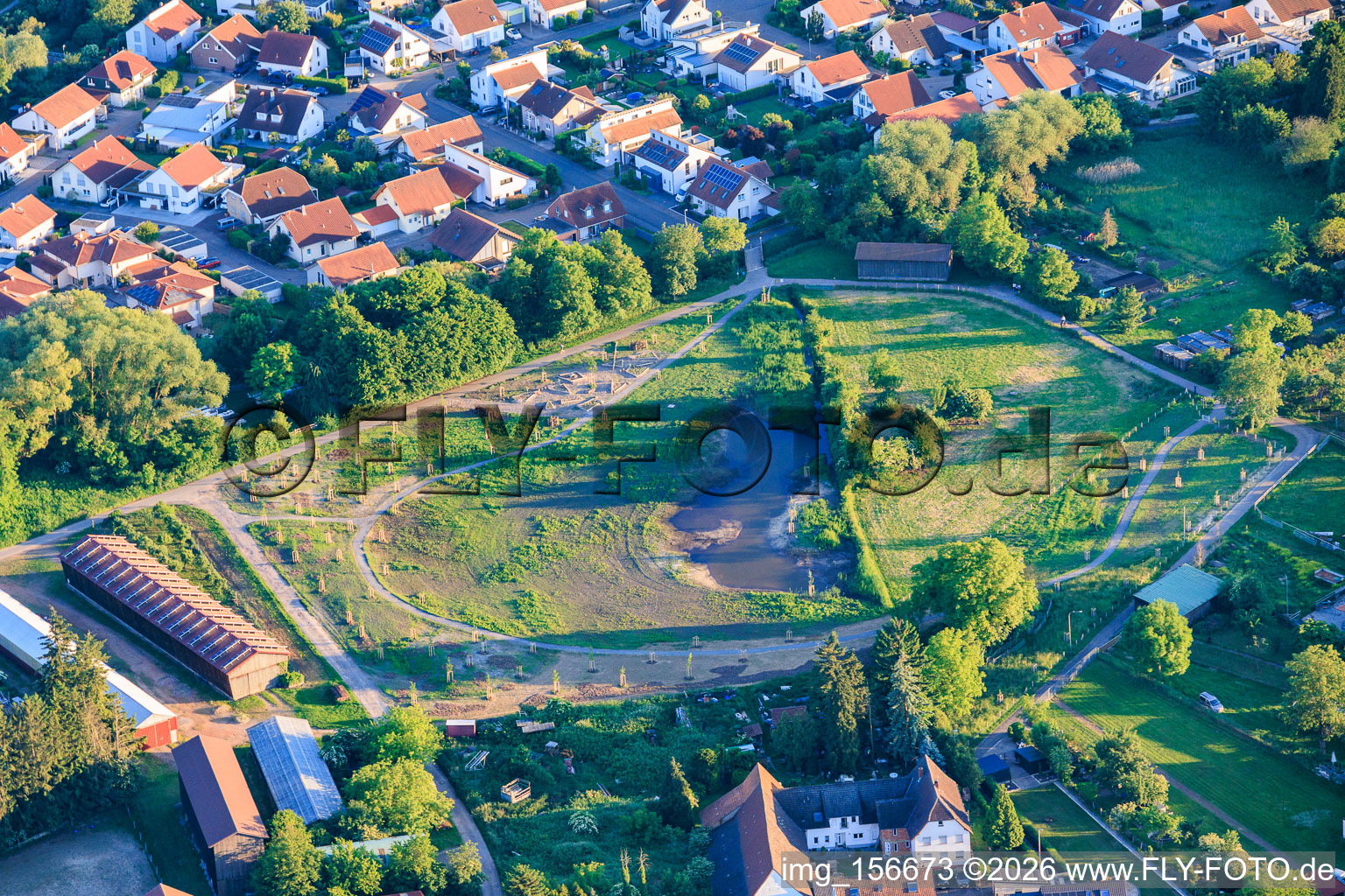 Aménagement du biotope et du verger « Im Bruch », concept conçu par l'architecte paysagiste Kurt Garrecht, en tant qu'espace de loisirs urbain sur la piste cyclable de Klingbach. à Herxheim bei Landau dans le département Rhénanie-Palatinat, Allemagne