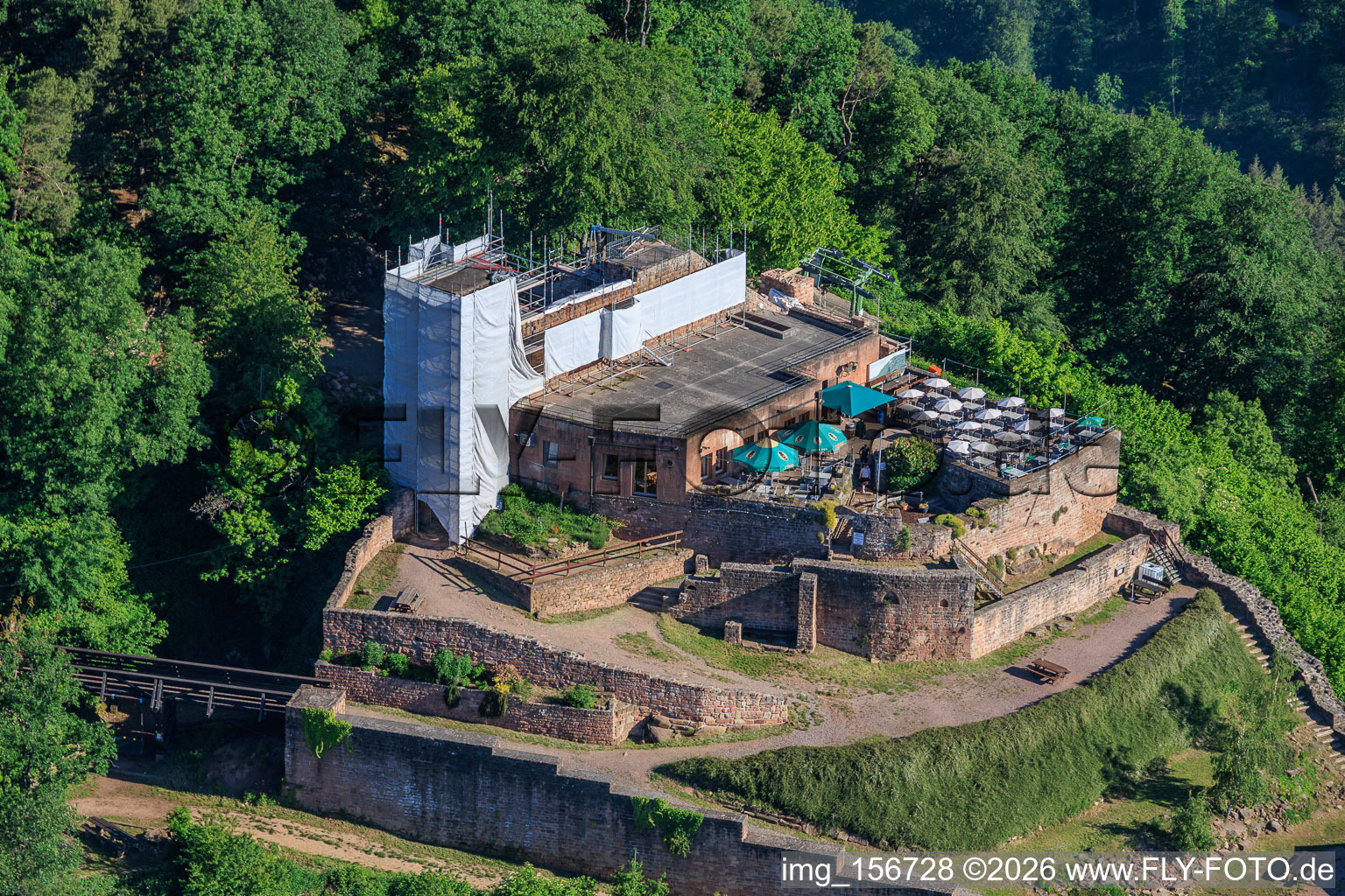 Ruines du château de Rietburg avec une tour en construction sur échafaudages à Rhodt unter Rietburg dans le département Rhénanie-Palatinat, Allemagne