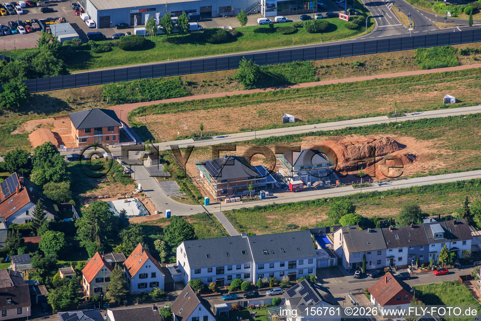 Premiers chantiers de construction résidentielle dans la nouvelle zone de développement de Storchenring à le quartier Queichheim in Landau in der Pfalz dans le département Rhénanie-Palatinat, Allemagne