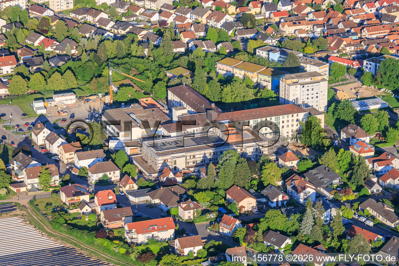 Chantier du nouveau bâtiment abritant le service des urgences, l'unité de soins intensifs et les services de diagnostic d'Asklepios Südpfalzkliniken GmbH. Maîtrise d'œuvre BPM Bau- und Projektmanagement Hart GmbH. Architecture, urbanisme et supervision du chantier: alsh sander hofrichter architekten GmbH, cabinet d'architecture et d'urbanisme. Bureau d'études Noll GmbH, Planification CVC (Chauffage, Ventilation, Plomberie, Gaz médicaux, Automatisation du bâtiment), Planification CVC (Systèmes haute et basse tension, Convoyeurs): DE-Plan GmbH & Co. KG, Ingénierie structurelle: ZPP Ingenieure AG, Architecture paysagère: hofmann_röttgen Landschaftsarchitekten BDLA, Protection incendie: Rieser-Wessel Brandschutzsachverständige & Ingenieure PartG mbB, et Physique du bâtiment / Isolation phonique et acoustique: Bureau d'études Seidel à Kandel dans le département Rhénanie-Palatinat, Allemagne