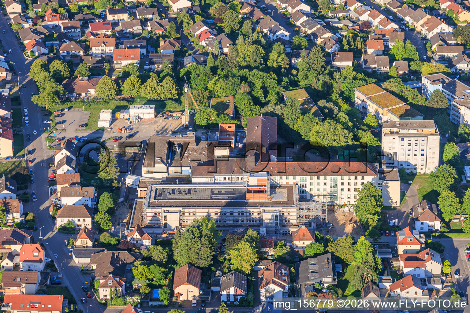 Chantier du nouveau bâtiment abritant le service des urgences, l'unité de soins intensifs et les services de diagnostic d'Asklepios Südpfalzkliniken GmbH. Maîtrise d'œuvre BPM Bau- und Projektmanagement Hart GmbH. Architecture, urbanisme et supervision du chantier: alsh sander hofrichter architekten GmbH, cabinet d'architecture et d'urbanisme. Bureau d'études Noll GmbH, Planification CVC (Chauffage, Ventilation, Plomberie, Gaz médicaux, Automatisation du bâtiment), Planification CVC (Systèmes haute et basse tension, Convoyeurs): DE-Plan GmbH & Co. KG, Ingénierie structurelle: ZPP Ingenieure AG, Architecture paysagère: hofmann_röttgen Landschaftsarchitekten BDLA, Protection incendie: Rieser-Wessel Brandschutzsachverständige & Ingenieure PartG mbB, et Physique du bâtiment / Isolation phonique et acoustique: Bureau d'études Seidel à Kandel dans le département Rhénanie-Palatinat, Allemagne