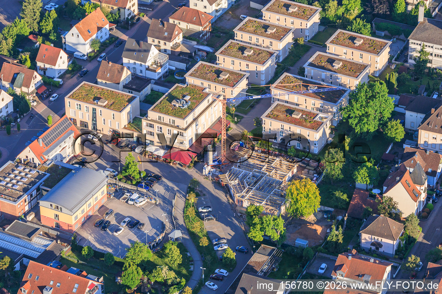 Nouveau chantier de construction de 18 appartements en copropriété avec sous-sols aménagés en centre-ville, par Grathwohl Erdbau und Abbruch GmbH et AK.Bau GmbH à Kandel dans le département Rhénanie-Palatinat, Allemagne