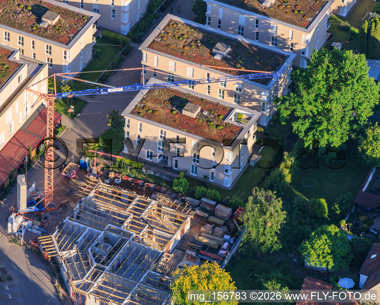 Nouveau chantier de construction de 18 appartements en copropriété avec sous-sols aménagés en centre-ville, par Grathwohl Erdbau und Abbruch GmbH et AK.Bau GmbH à Kandel dans le département Rhénanie-Palatinat, Allemagne
