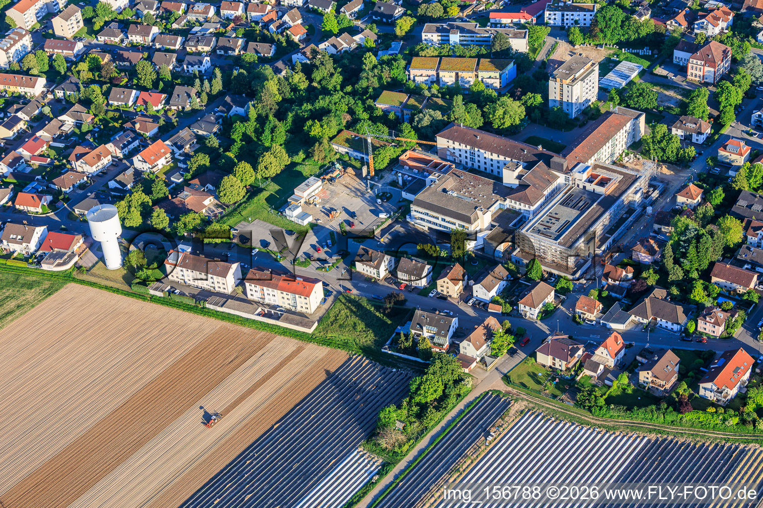 Chantier du nouveau bâtiment abritant le service des urgences, l'unité de soins intensifs et les services de diagnostic d'Asklepios Südpfalzkliniken GmbH. Maîtrise d'œuvre BPM Bau- und Projektmanagement Hart GmbH. Architecture, urbanisme et supervision du chantier: alsh sander hofrichter architekten GmbH, cabinet d'architecture et d'urbanisme. Bureau d'études Noll GmbH, Planification CVC (Chauffage, Ventilation, Plomberie, Gaz médicaux, Automatisation du bâtiment), Planification CVC (Systèmes haute et basse tension, Convoyeurs): DE-Plan GmbH & Co. KG, Ingénierie structurelle: ZPP Ingenieure AG, Architecture paysagère: hofmann_röttgen Landschaftsarchitekten BDLA, Protection incendie: Rieser-Wessel Brandschutzsachverständige & Ingenieure PartG mbB, et Physique du bâtiment / Isolation phonique et acoustique: Bureau d'études Seidel à Kandel dans le département Rhénanie-Palatinat, Allemagne