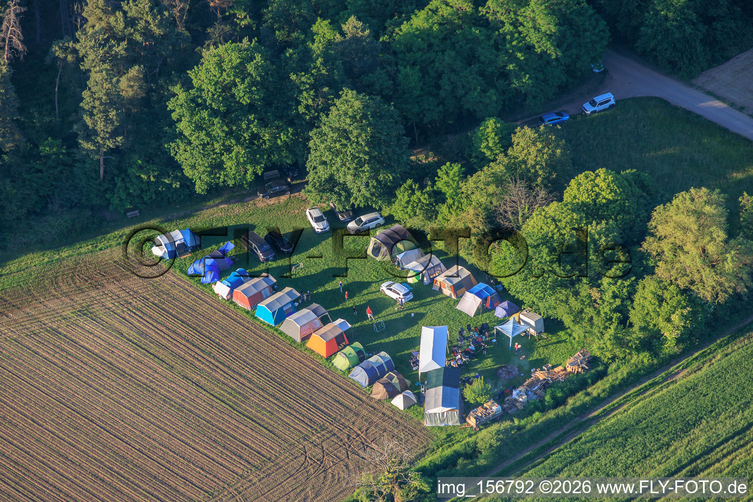 Campement de tentes de la Pentecôte à Erlenbach à Kandel dans le département Rhénanie-Palatinat, Allemagne
