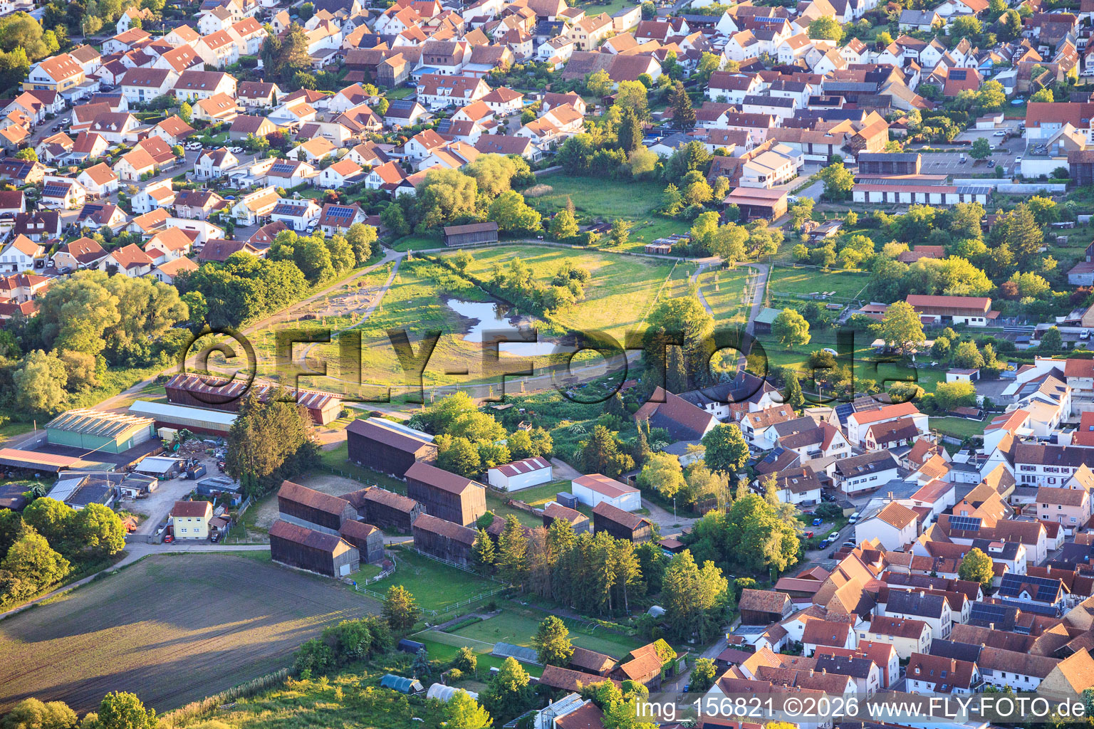 Aménagement du biotope et du verger « Im Bruch », concept conçu par l'architecte paysagiste Kurt Garrecht, en tant qu'espace de loisirs urbain sur la piste cyclable de Klingbach. à Herxheim bei Landau dans le département Rhénanie-Palatinat, Allemagne