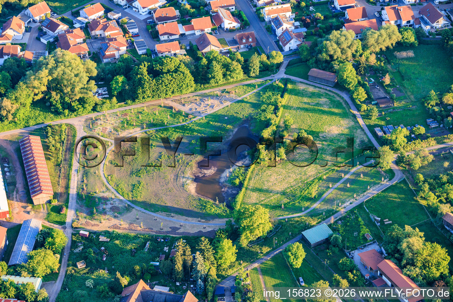 Aménagement du biotope et du verger « Im Bruch », concept conçu par l'architecte paysagiste Kurt Garrecht, en tant qu'espace de loisirs urbain sur la piste cyclable de Klingbach. à Herxheim bei Landau dans le département Rhénanie-Palatinat, Allemagne