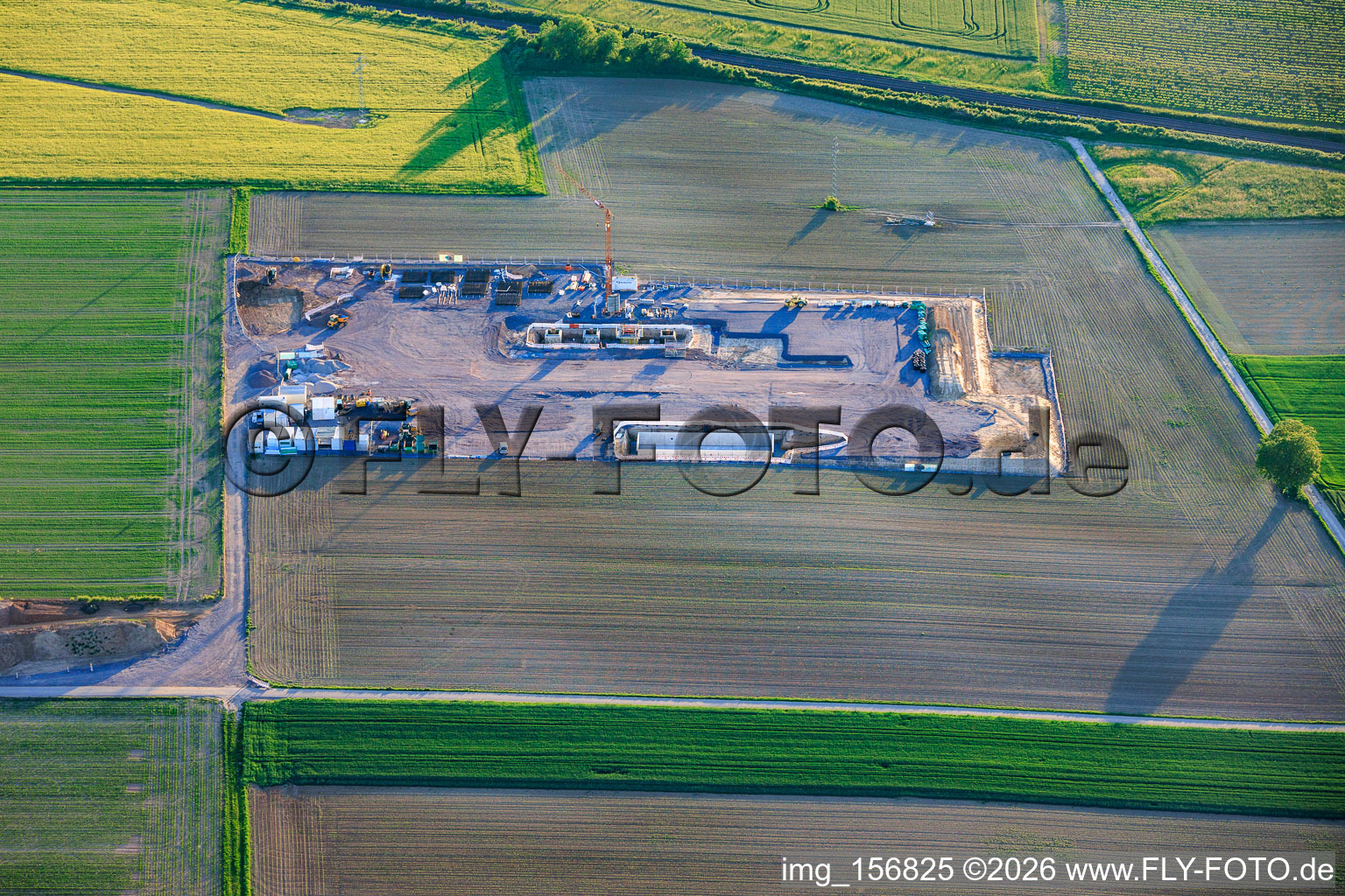 Chantier de construction du deuxième site de forage sur le Trappelberg du projet Lionheart de Vulcan Energy, destiné à assurer l'approvisionnement futur en chaleur neutre en carbone de la ville de Landau, ainsi qu'à l'extraction de lithium et à la production d'électricité via une centrale ORC. à Rohrbach dans le département Rhénanie-Palatinat, Allemagne