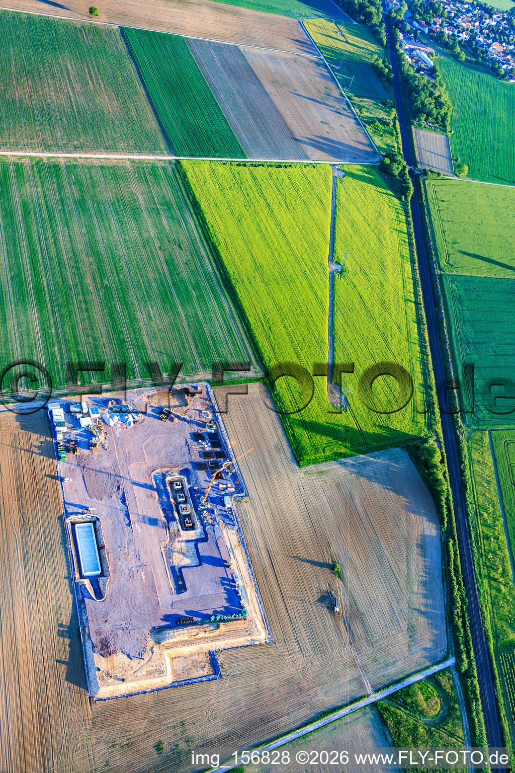Chantier de construction du deuxième site de forage sur le Trappelberg du projet Lionheart de Vulcan Energy, destiné à assurer l'approvisionnement futur en chaleur neutre en carbone de la ville de Landau, ainsi qu'à l'extraction de lithium et à la production d'électricité via une centrale ORC. à Rohrbach dans le département Rhénanie-Palatinat, Allemagne