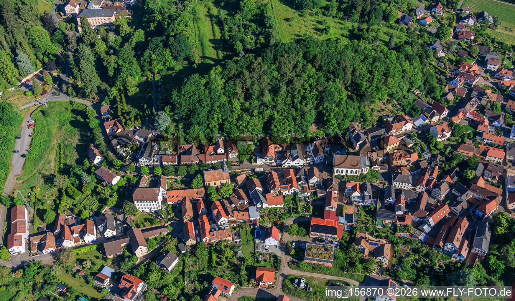 Vue de dessus de Badstraße Kirchstr à Gleisweiler dans le département Rhénanie-Palatinat, Allemagne
