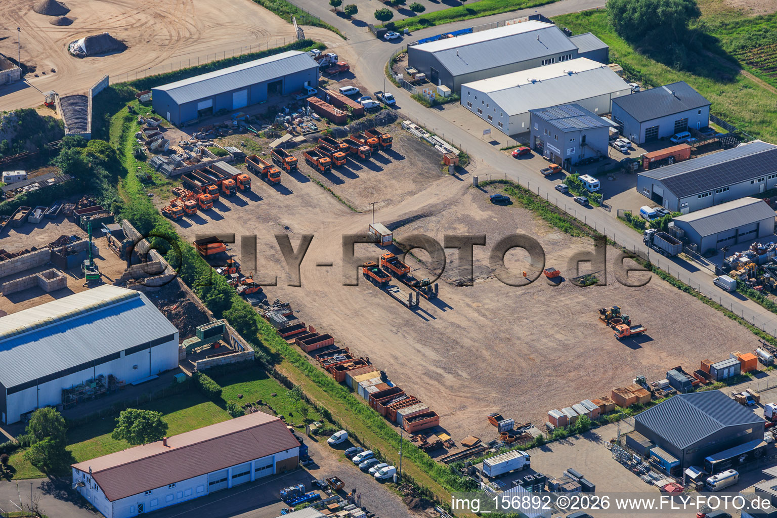 Zone industrielle de Lerchenweide avec Gerst Bauservice GmbH (recyclage des déchets de construction, service de conteneurs pour marchandises en vrac) à Venningen dans le département Rhénanie-Palatinat, Allemagne