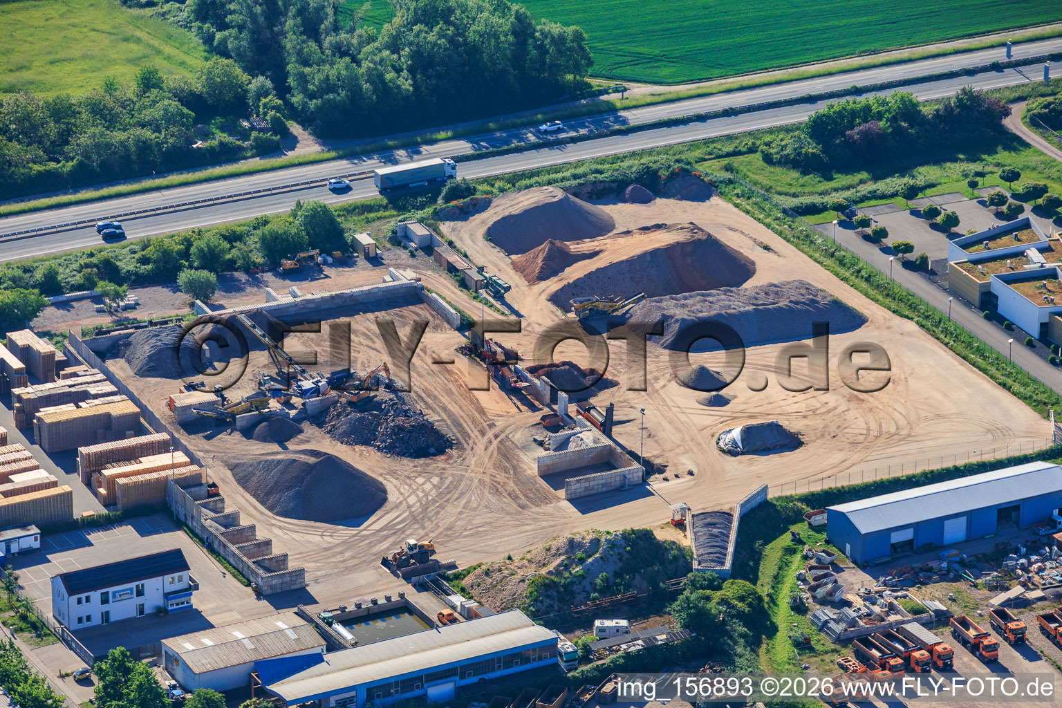 Zone industrielle de Lerchenweide avec Gerst Bauservice GmbH (recyclage des déchets de construction, service de conteneurs pour marchandises en vrac) à Venningen dans le département Rhénanie-Palatinat, Allemagne