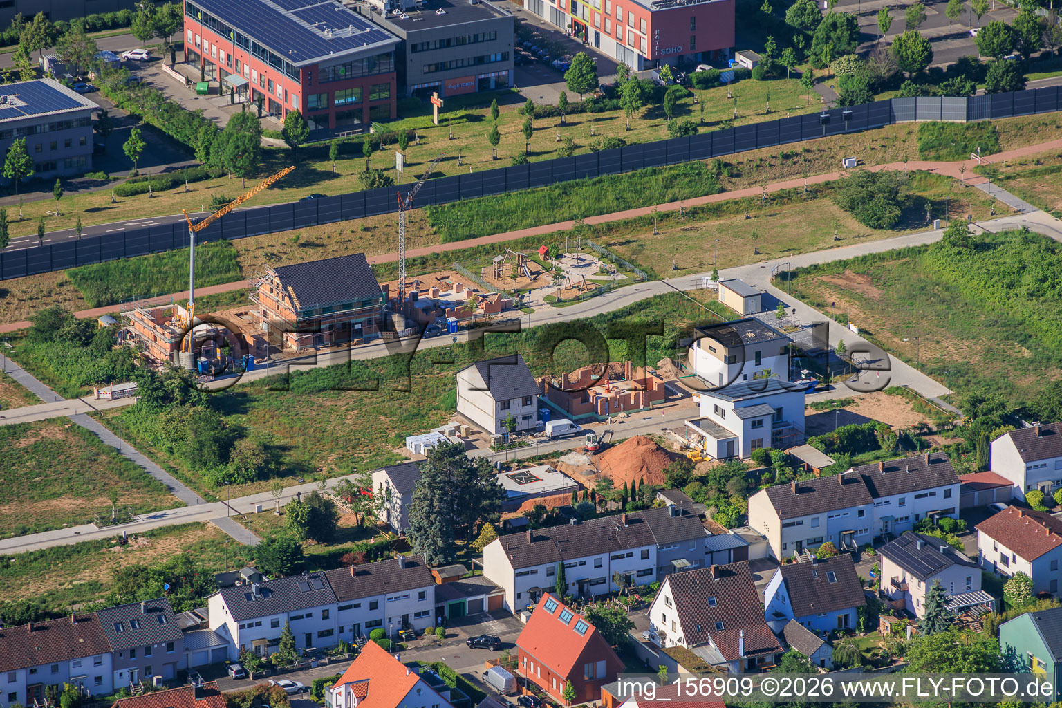 Premiers chantiers de construction résidentielle dans la nouvelle zone de développement de Storchenring à le quartier Queichheim in Landau in der Pfalz dans le département Rhénanie-Palatinat, Allemagne