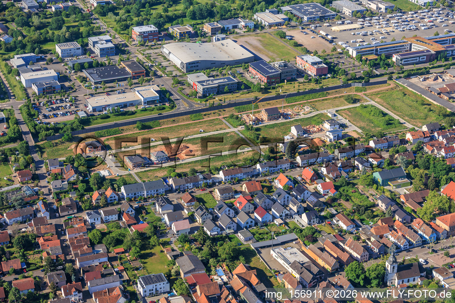 Premiers chantiers de construction résidentielle dans la nouvelle zone de développement de Storchenring à le quartier Queichheim in Landau in der Pfalz dans le département Rhénanie-Palatinat, Allemagne