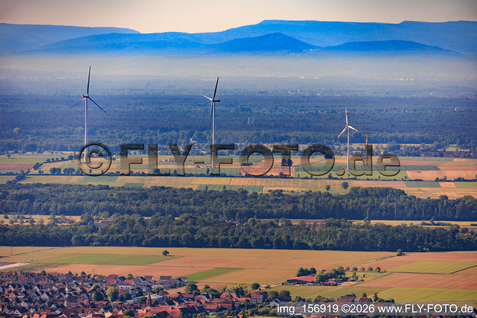 Démolition des quatre anciennes turbines (GE 1.5) de 2004 après la modernisation du parc éolien Minfeld depuis le nord à Minfeld dans le département Rhénanie-Palatinat, Allemagne