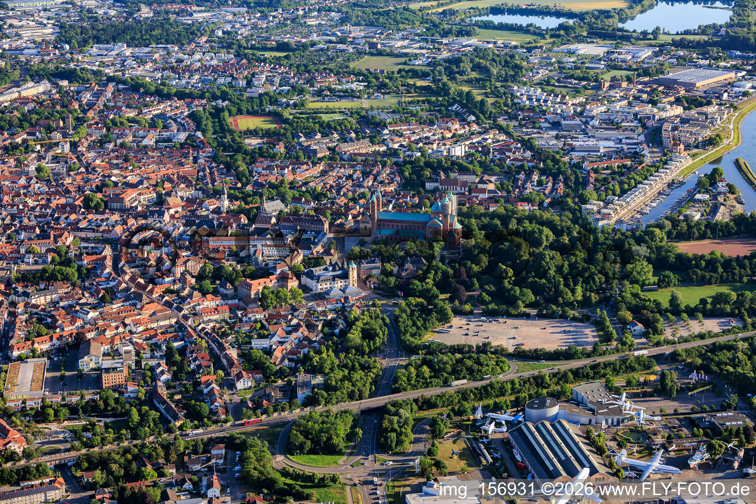 Vue de la ville depuis le sud avec Klipfelsau, la cathédrale, la Maximilianstrasse et le port de plaisance à Speyer dans le département Rhénanie-Palatinat, Allemagne