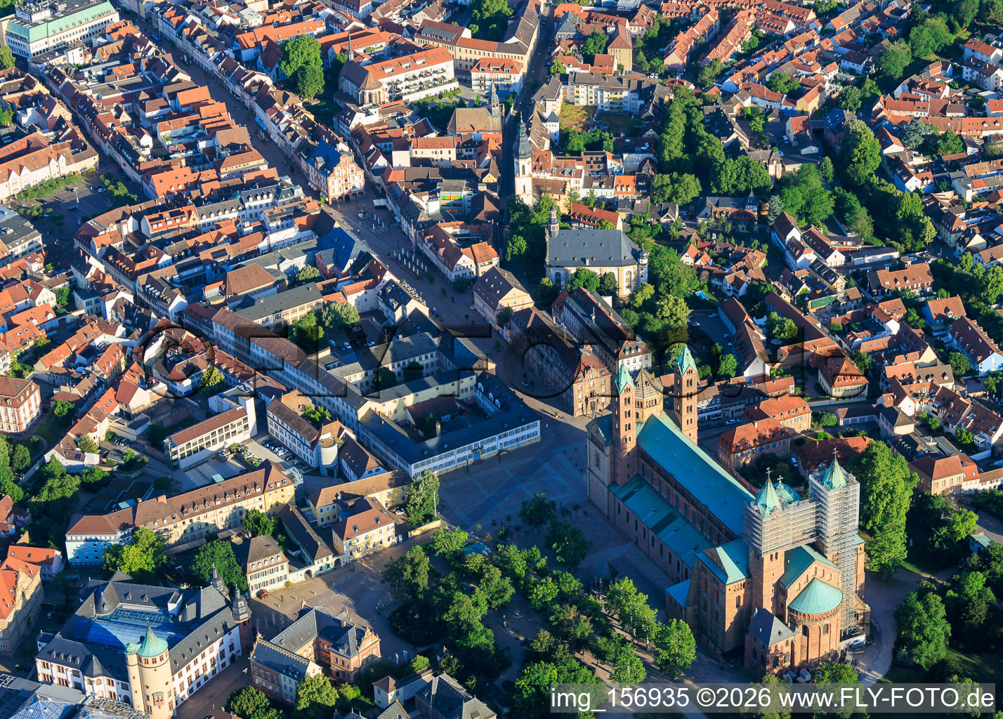 La rue Maximilianstrasse, vue de l'est, avec le Musée historique du Palatinat et la cathédrale à Speyer dans le département Rhénanie-Palatinat, Allemagne