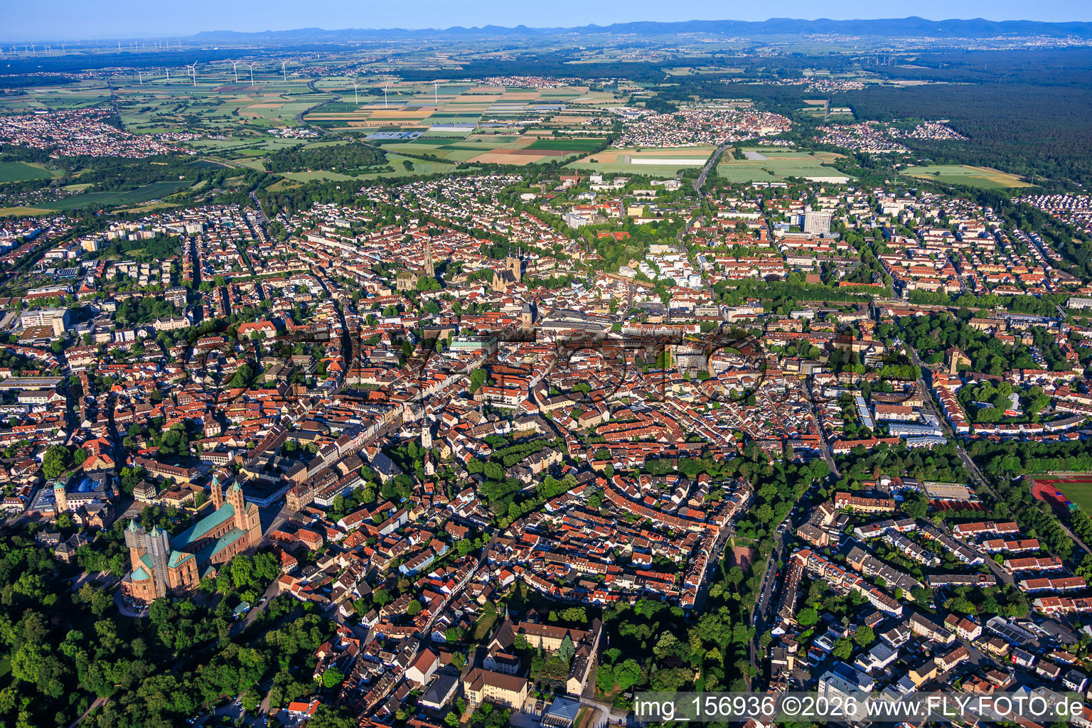 Vue d'ensemble de la ville depuis le nord-est, montrant la cathédrale, la rue Maximilianstrasse et le couvent dominicain Sainte-Madeleine. à Speyer dans le département Rhénanie-Palatinat, Allemagne