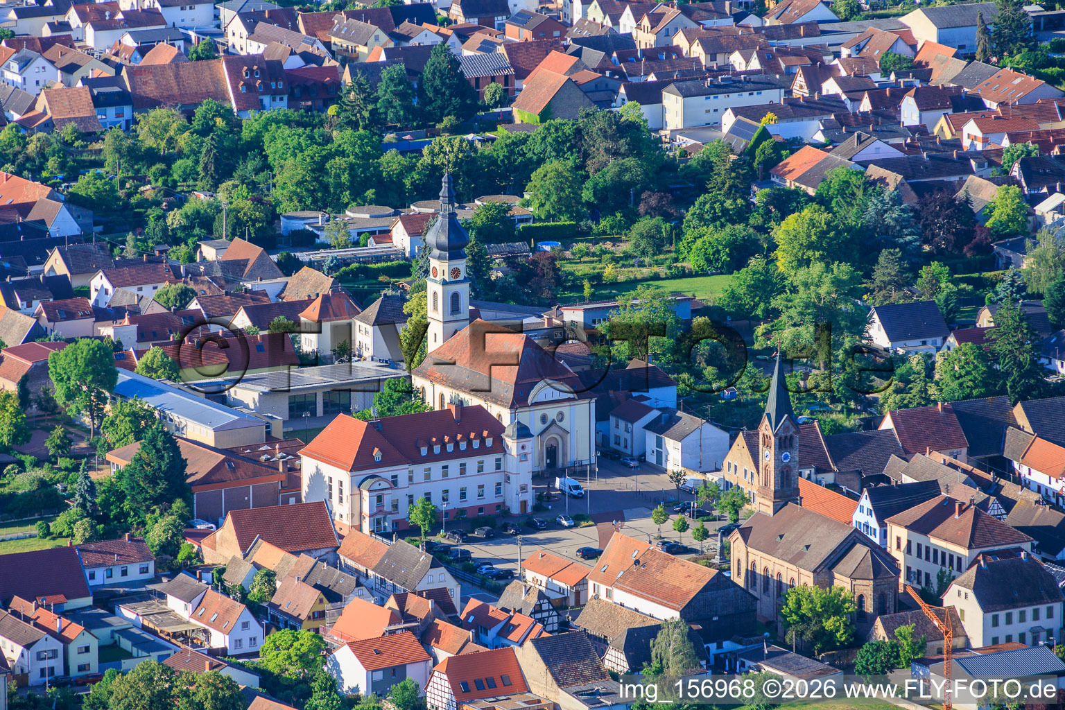 Église protestante Böhl, Johannes-Fink-Grundschule Böhl et Église catholique de Tous-les-Saints Böhl à le quartier Böhl in Böhl-Iggelheim dans le département Rhénanie-Palatinat, Allemagne