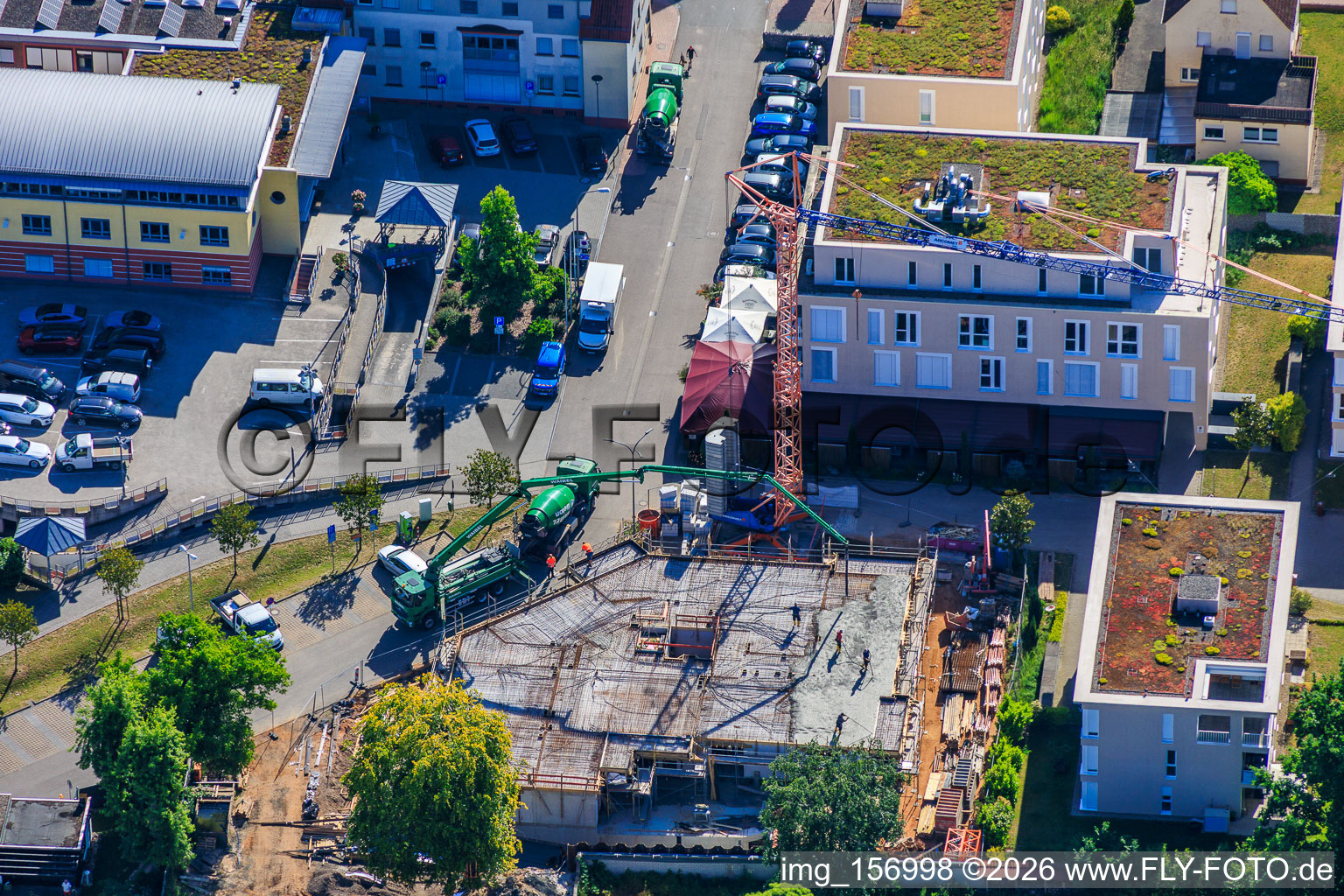 Réalisation de la dalle du premier étage de 18 appartements en copropriété avec sous-sol aménagé en centre-ville par Grathwohl Erdbau und Abbruch GmbH et AK.Bau GmbH à Kandel dans le département Rhénanie-Palatinat, Allemagne