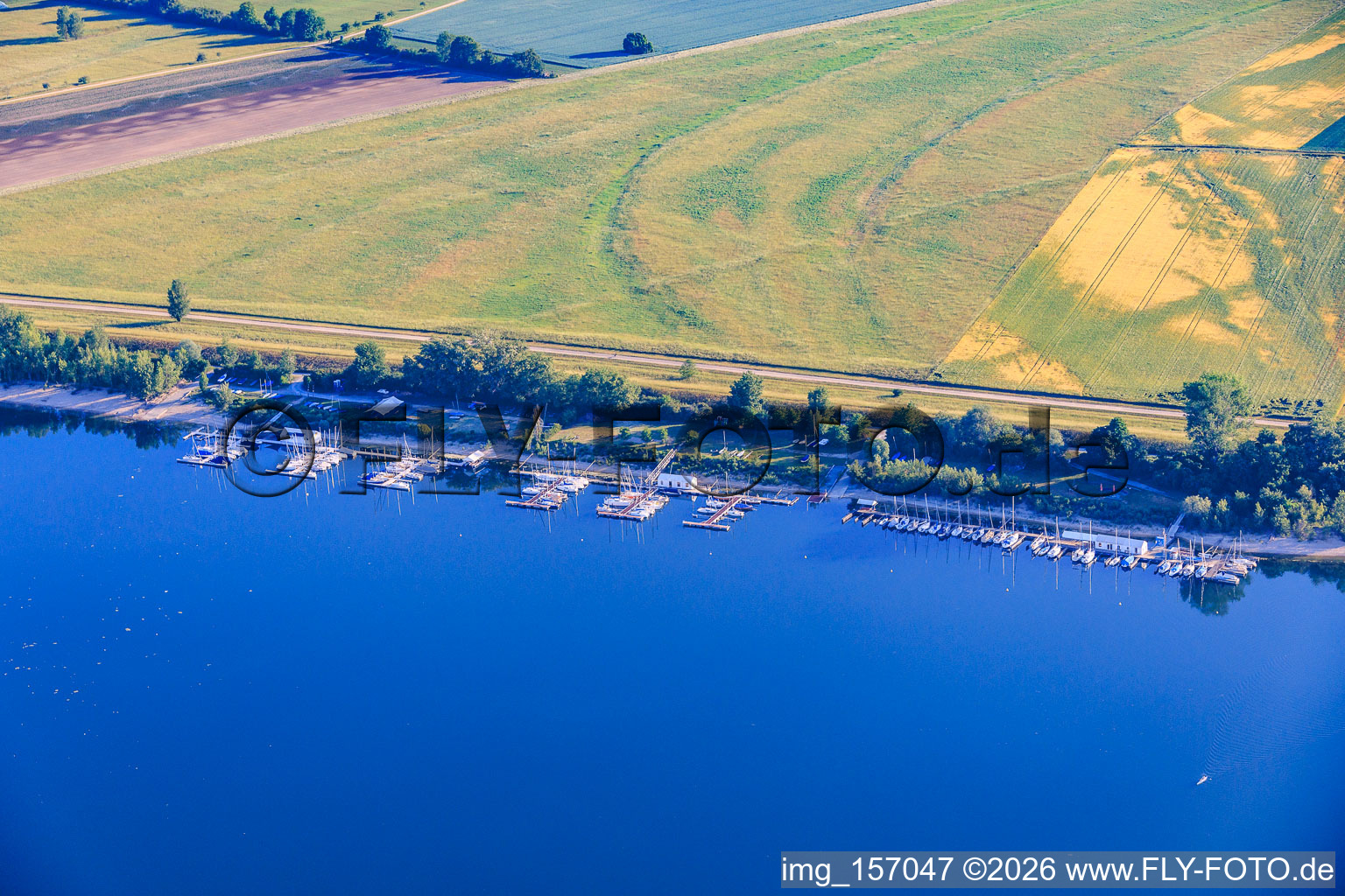 Embarcadère pour bateaux du Frankenthal Canoe and Sailing Club, du HSK Ludwigshafen et du Kollerskipper Sailing Club sur les rives du lac Kollersee. à Otterstadt dans le département Rhénanie-Palatinat, Allemagne
