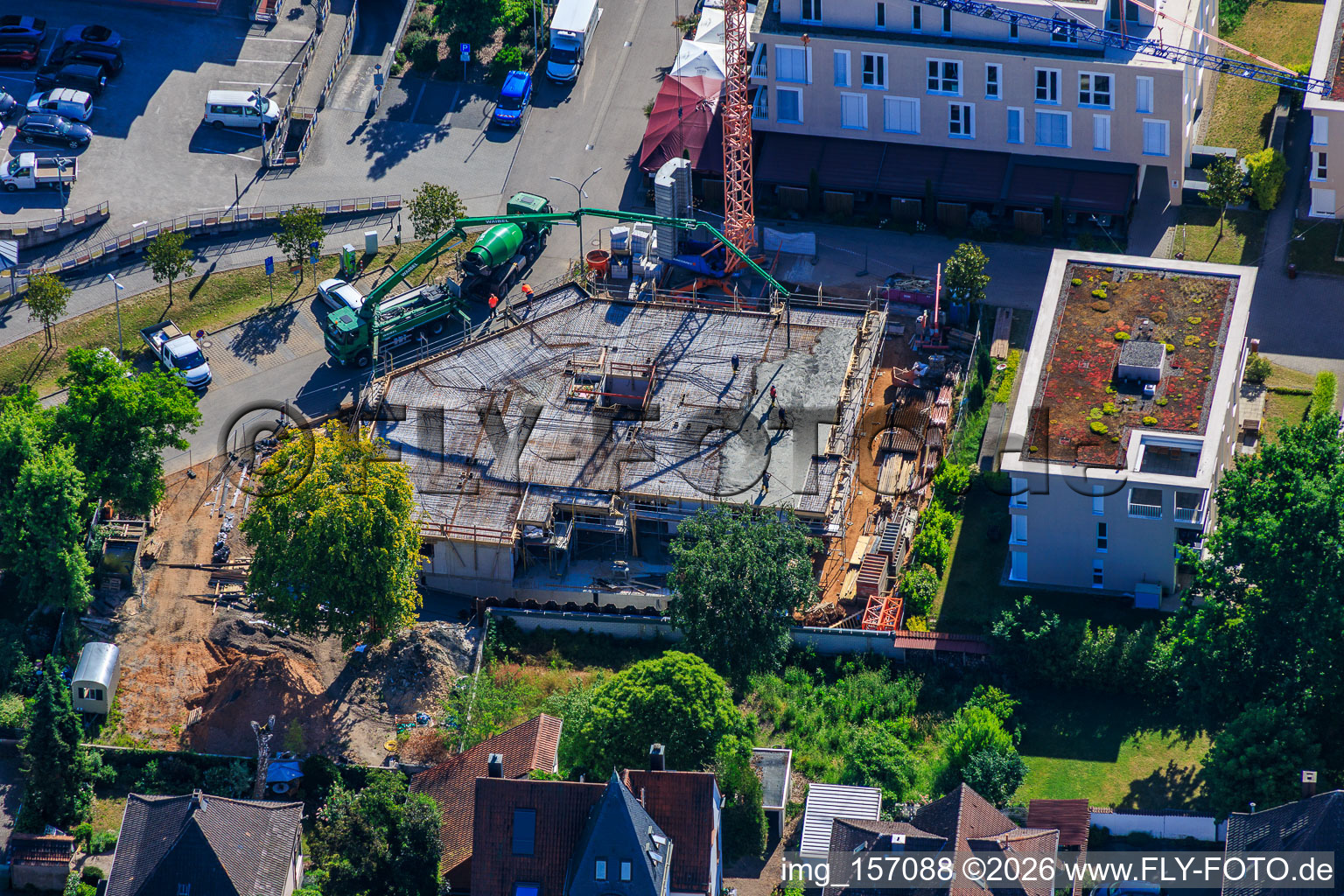 Réalisation de la dalle du premier étage de 18 appartements en copropriété avec sous-sol aménagé en centre-ville par Grathwohl Erdbau und Abbruch GmbH et AK.Bau GmbH à Kandel dans le département Rhénanie-Palatinat, Allemagne