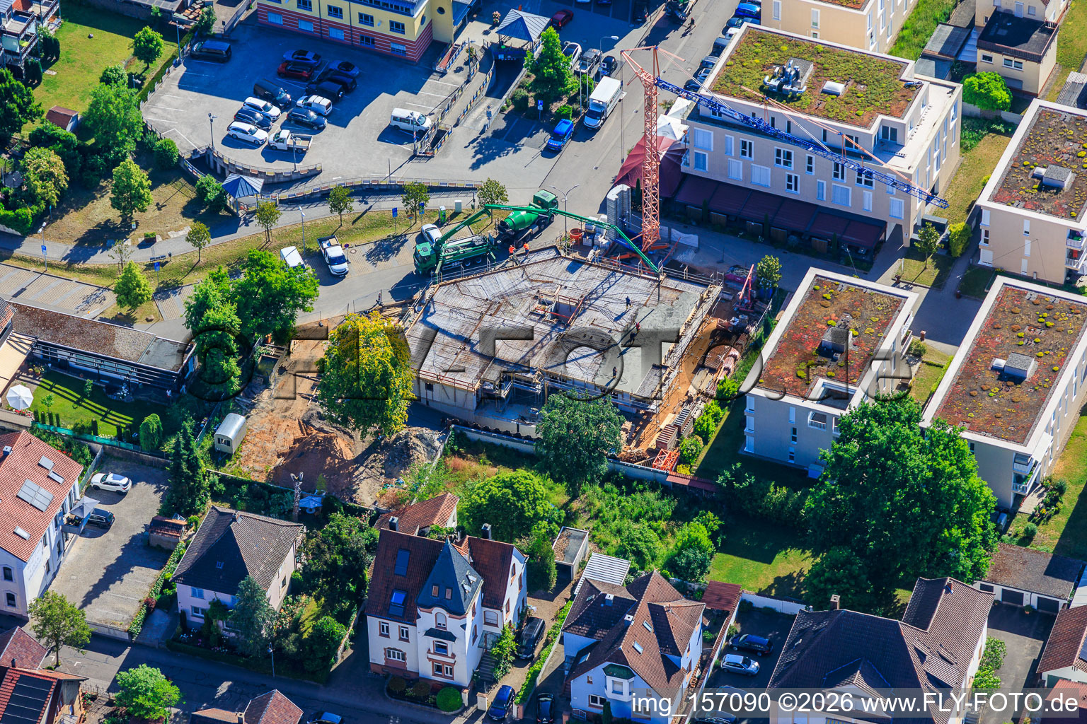 Réalisation de la dalle du premier étage de 18 appartements en copropriété avec sous-sol aménagé en centre-ville par Grathwohl Erdbau und Abbruch GmbH et AK.Bau GmbH à Kandel dans le département Rhénanie-Palatinat, Allemagne