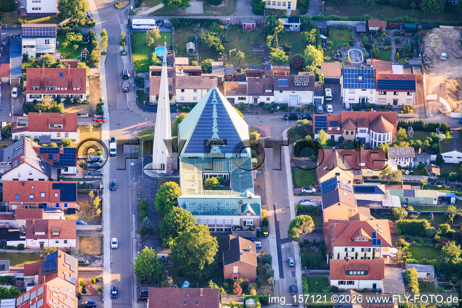 Bâtiment moderne avec toit photovoltaïque de l'église protestante Christ Church à Speyer dans le département Rhénanie-Palatinat, Allemagne