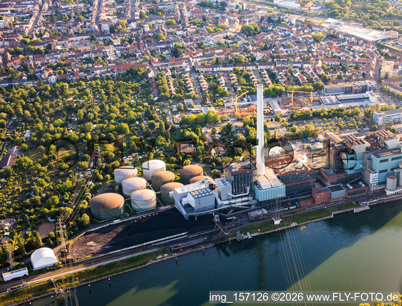 Installations de stockage de pétrole et de charbon de la centrale électrique GKM sur le Rhin Mannheim à le quartier Neckarau in Mannheim dans le département Bade-Wurtemberg, Allemagne
