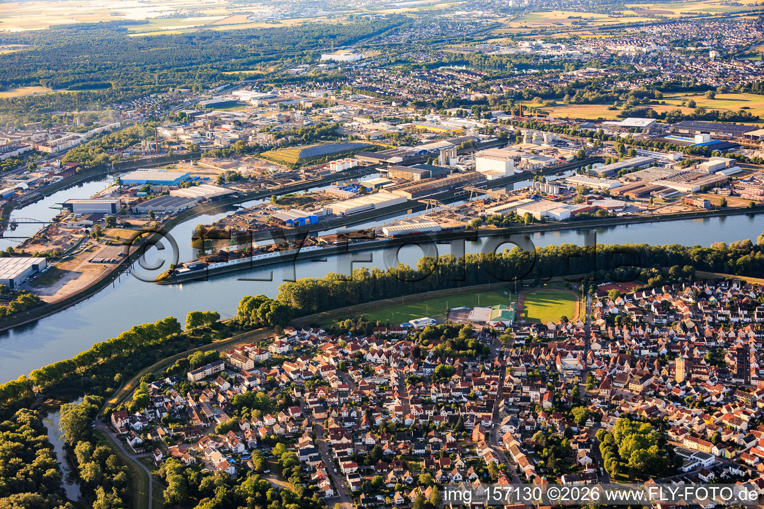 Le port de Rheinauhafen vu du nord-ouest, avec l'Altip au premier plan. à le quartier Rheinau in Mannheim dans le département Bade-Wurtemberg, Allemagne