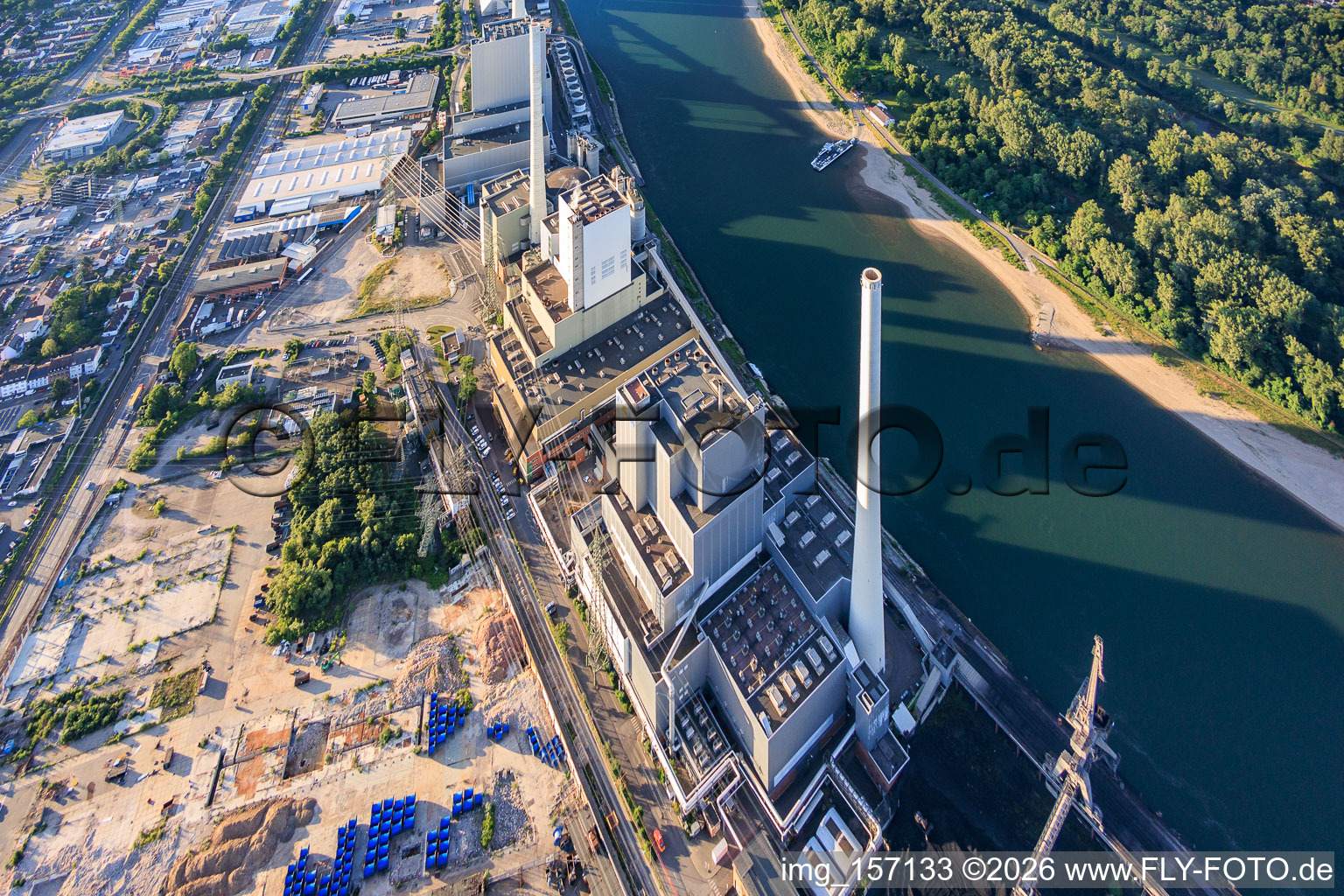 Grande centrale électrique Mannheim sur les rives du Rhin à le quartier Neckarau in Mannheim dans le département Bade-Wurtemberg, Allemagne