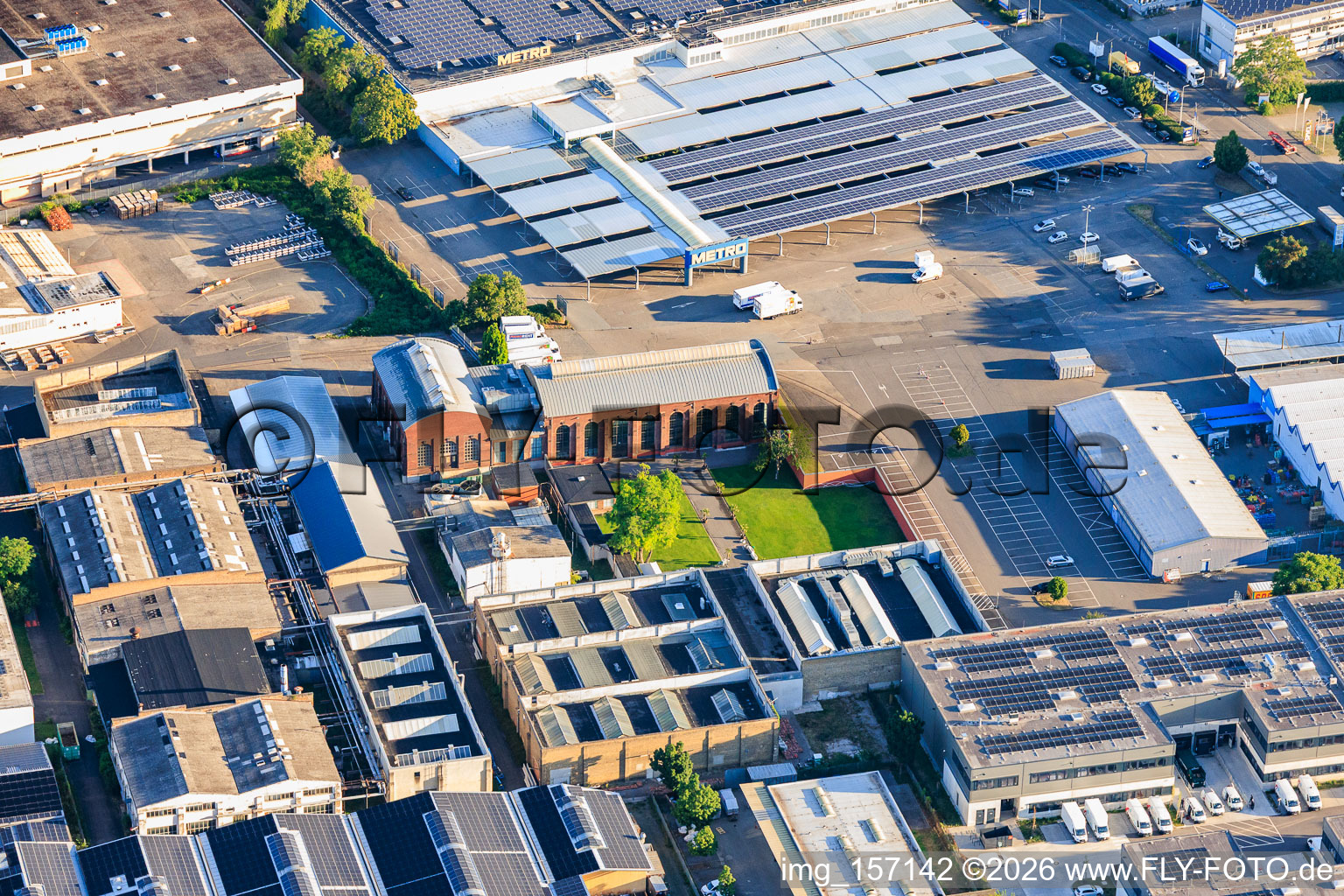 Old Turtle Factory et METRO Mannheim du sud-est à le quartier Neckarau in Mannheim dans le département Bade-Wurtemberg, Allemagne