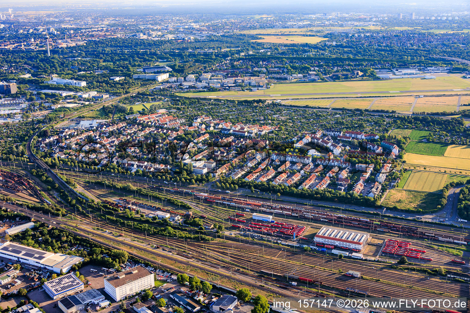 Vue de la ville depuis le sud, au-delà de la gare de triage à le quartier Neuhermsheim in Mannheim dans le département Bade-Wurtemberg, Allemagne