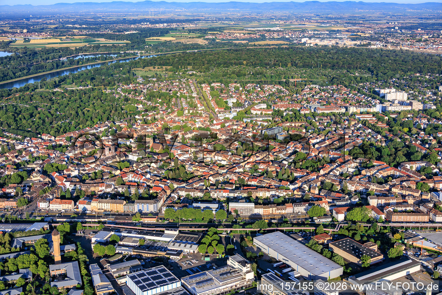 Vue du quartier depuis le nord-est, s'étendant jusqu'au Rhin. à le quartier Neckarau in Mannheim dans le département Bade-Wurtemberg, Allemagne