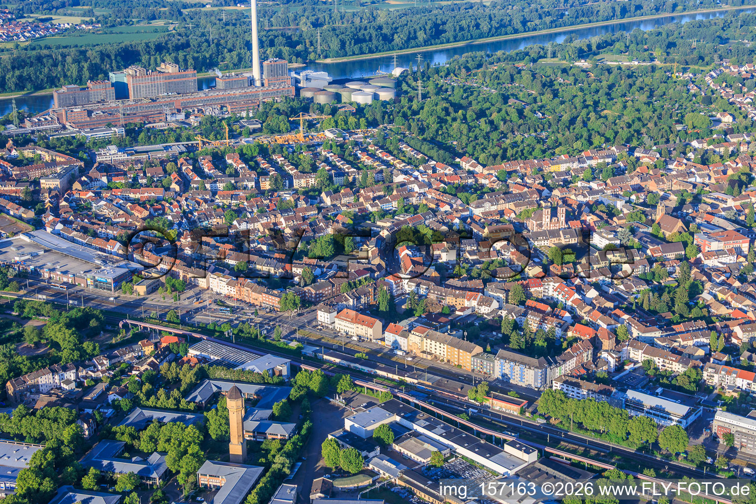 Vue du quartier depuis le nord, s'étendant jusqu'à la centrale électrique GKM sur le Rhin. à le quartier Neckarau in Mannheim dans le département Bade-Wurtemberg, Allemagne