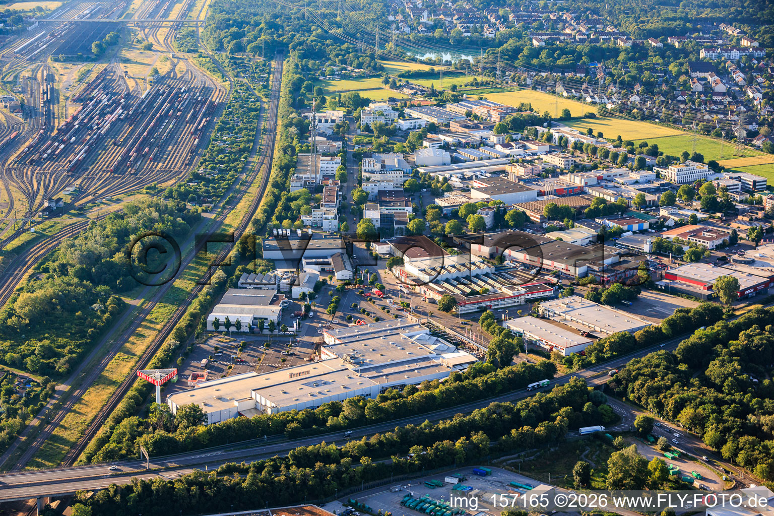 Parc industriel Mallaustraße avec BAUHAUS Mannheim-Mallau du nord-ouest à le quartier Rheinau in Mannheim dans le département Bade-Wurtemberg, Allemagne